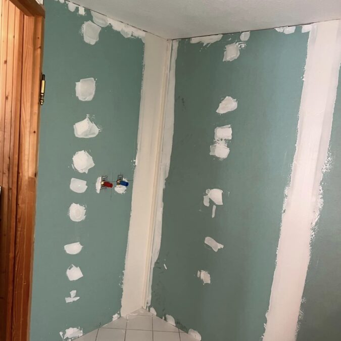 Douche avec r&eacute;novation des murs et pose de plaques effet bois &agrave; Ottwiller Creutzwald 4