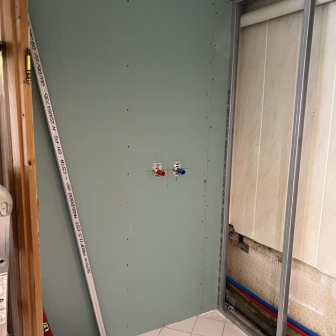 Douche avec r&eacute;novation des murs et pose de plaques effet bois &agrave; Ottwiller Stiring-Wendel 3