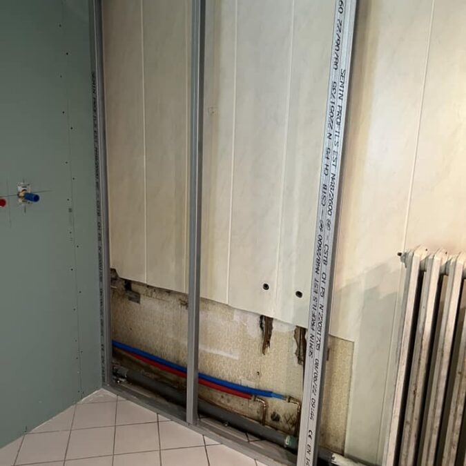 Douche avec r&eacute;novation des murs et pose de plaques effet bois &agrave; Ottwiller Haguenau 2