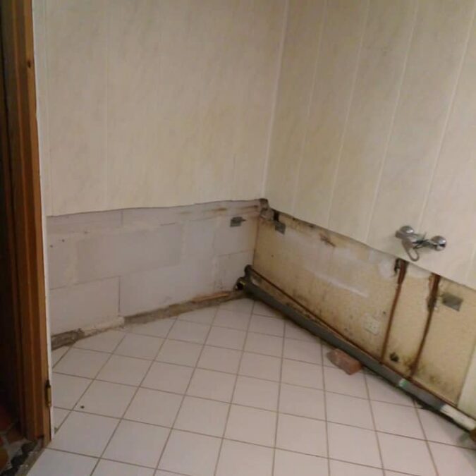 Douche avec r&eacute;novation des murs et pose de plaques effet bois &agrave; Ottwiller Sarreguemines 1