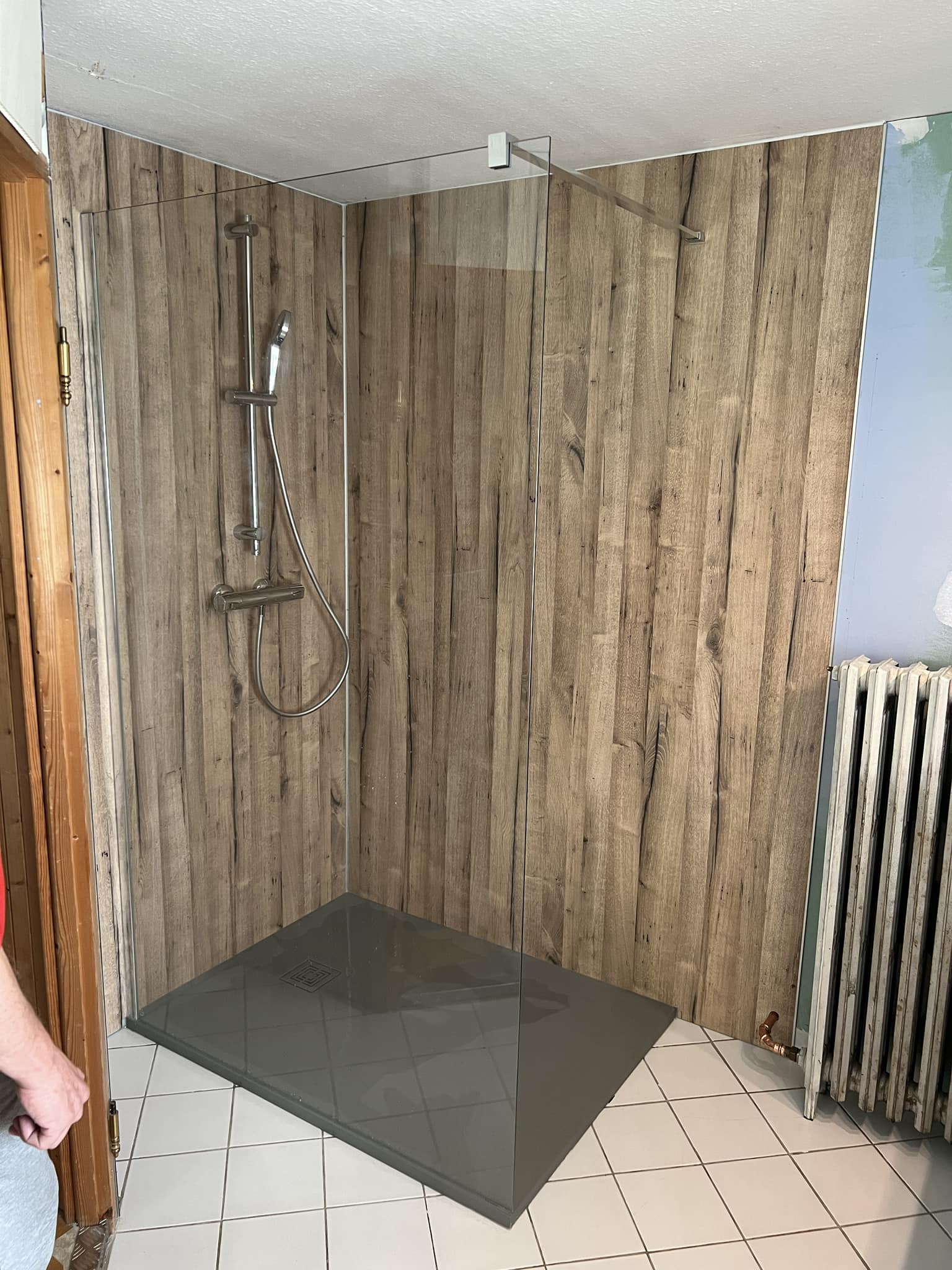 Douche avec r&eacute;novation des murs et pose de plaques effet bois &agrave; Ottwiller Forbach