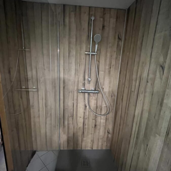Douche avec r&eacute;novation des murs et pose de plaques effet bois &agrave; Ottwiller Saverne 10