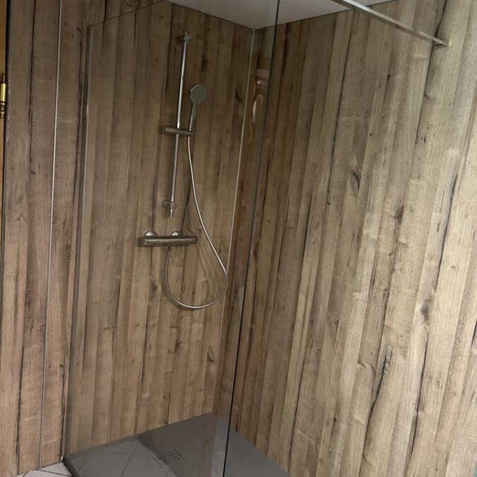 Douche avec r&eacute;novation des murs et pose de plaques effet bois &agrave; Ottwiller Sarrebourg 9