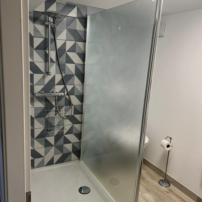 Pose d&rsquo;une paroi de douche sur mesure Sanswiss &agrave; Strasbourg Brumath 1