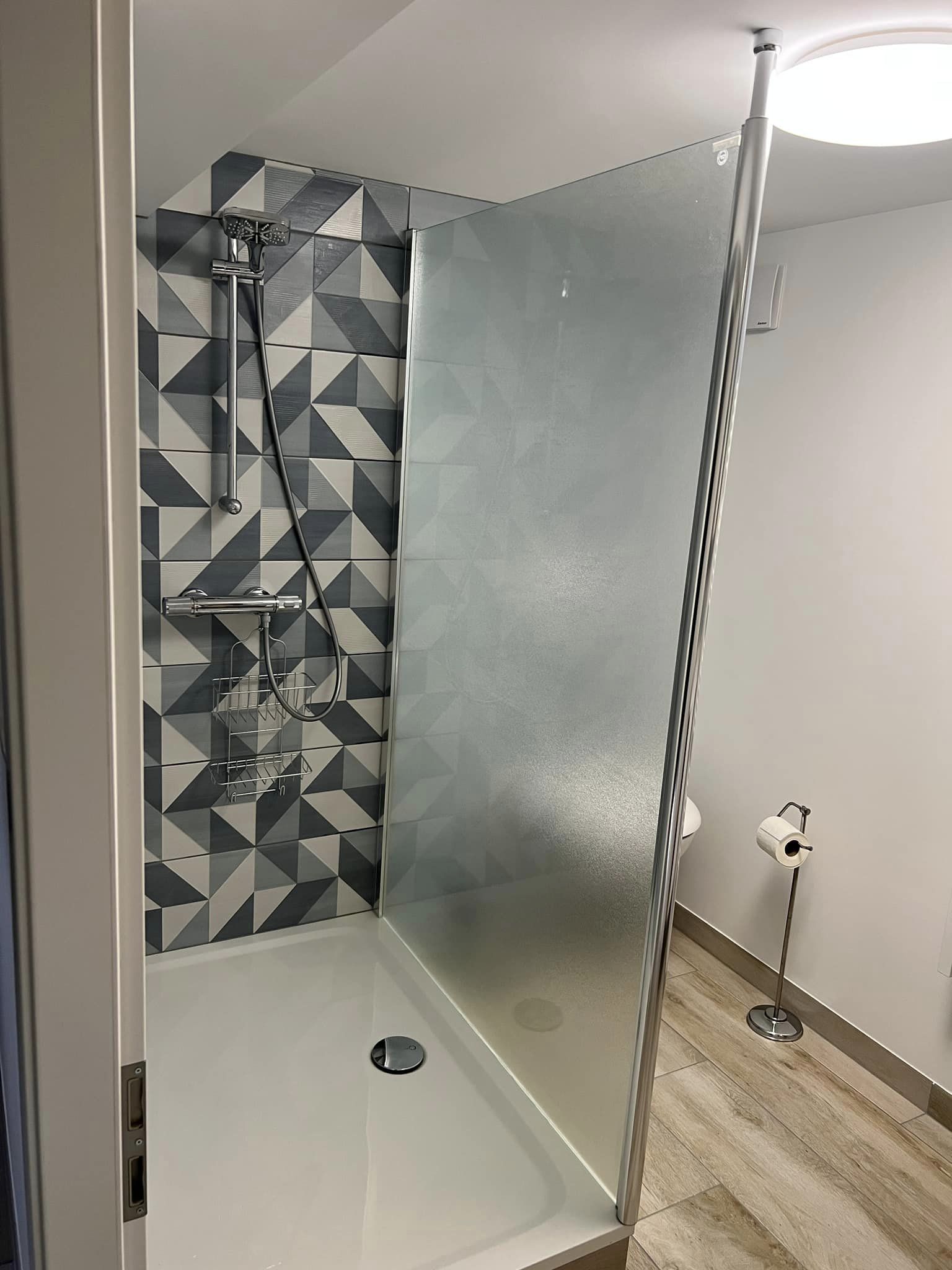 Pose d&rsquo;une paroi de douche sur mesure Sanswiss &agrave; Strasbourg Behren-l&egrave;s-Forbach