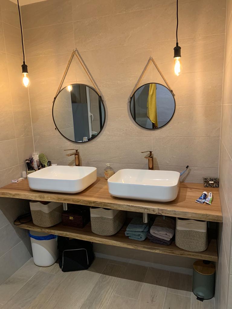 Cr&eacute;ation d&rsquo;un meuble de salle de bain avec de belles planches et robinetterie Paini France couleur Gold rose Stiring-Wendel
