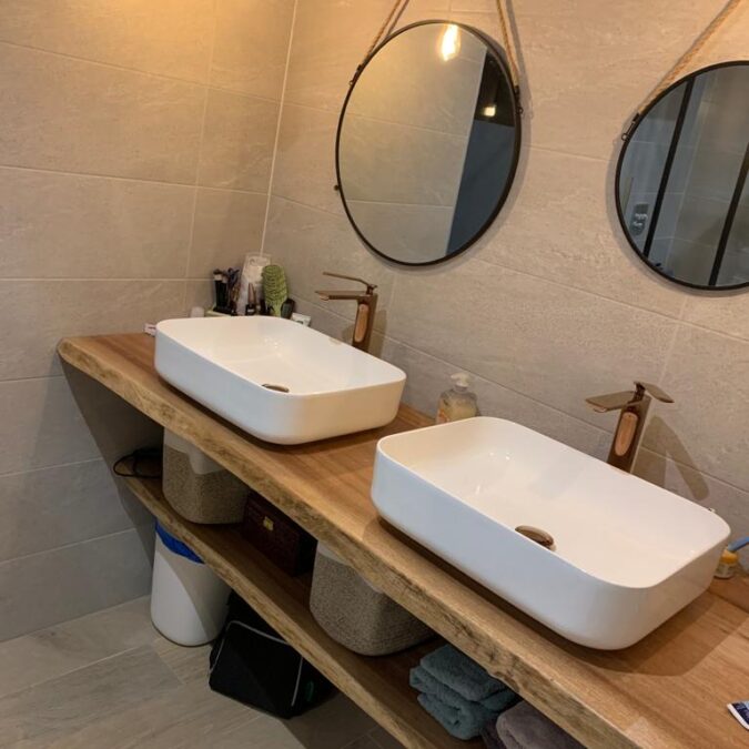 Cr&eacute;ation d&rsquo;un meuble de salle de bain avec de belles planches et robinetterie Paini France couleur Gold rose Saverne 1