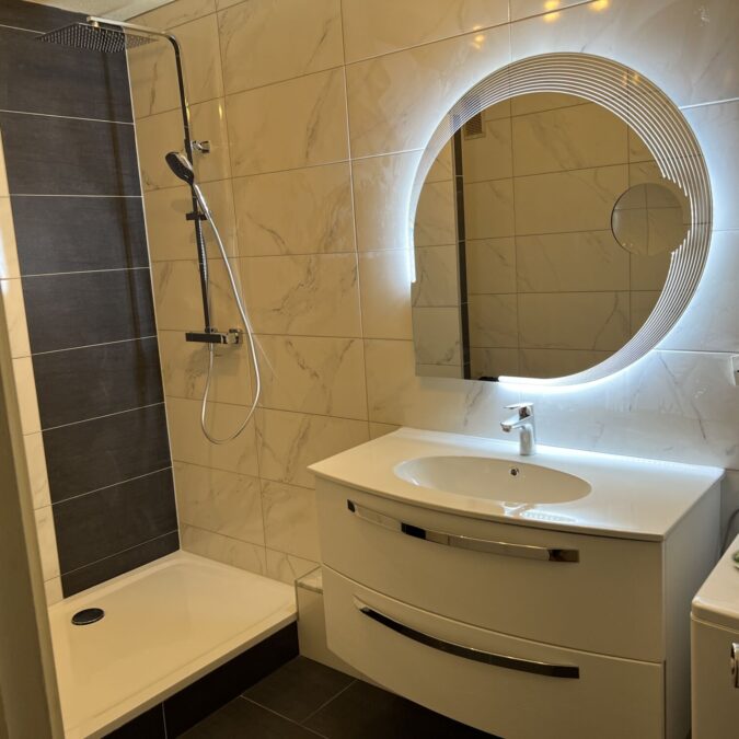 Enl&egrave;vement d&rsquo;une baignoire et mise en place d&rsquo;une douche pour faciliter l&rsquo;acc&egrave;s et moderniser la salle de bain ainsi que le Wc dans un appartement sur Sarrebourg Sarreguemines 0