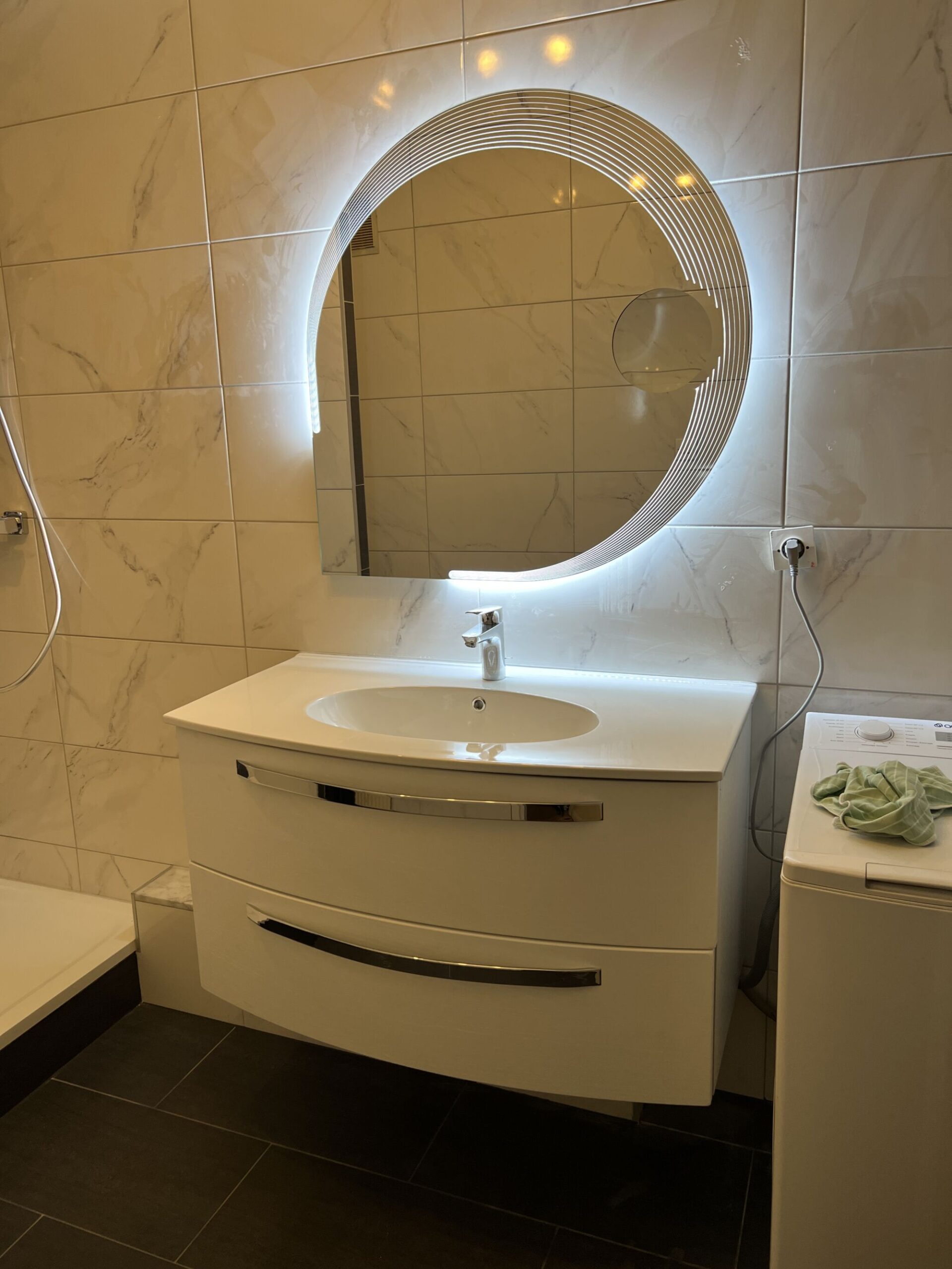 Enl&egrave;vement d&rsquo;une baignoire et mise en place d&rsquo;une douche pour faciliter l&rsquo;acc&egrave;s et moderniser la salle de bain ainsi que le Wc dans un appartement sur Sarrebourg Sarreguemines