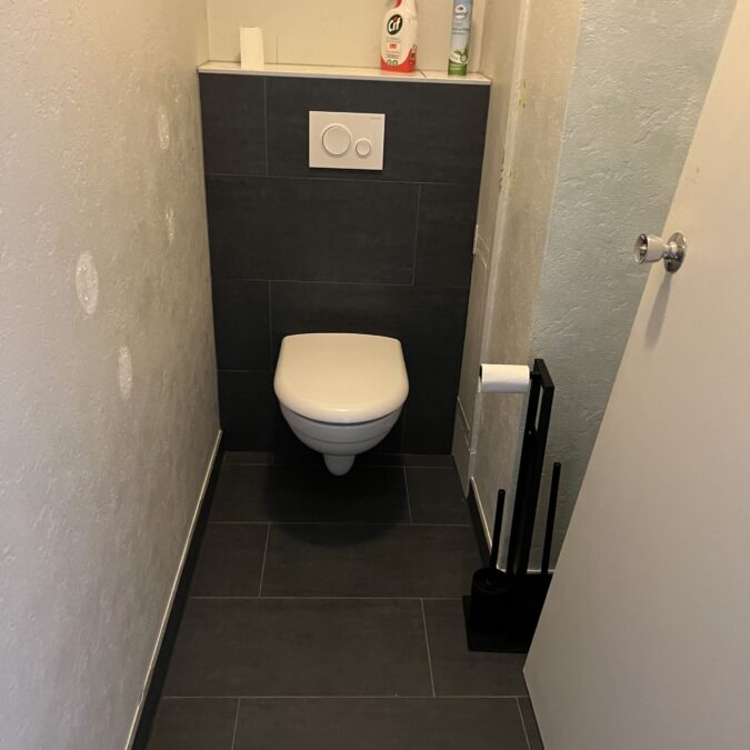 Enl&egrave;vement d&rsquo;une baignoire et mise en place d&rsquo;une douche pour faciliter l&rsquo;acc&egrave;s et moderniser la salle de bain ainsi que le Wc dans un appartement sur Sarrebourg Saint-Avold 2