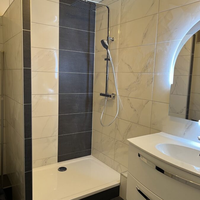 Enl&egrave;vement d&rsquo;une baignoire et mise en place d&rsquo;une douche pour faciliter l&rsquo;acc&egrave;s et moderniser la salle de bain ainsi que le Wc dans un appartement sur Sarrebourg Forbach 3