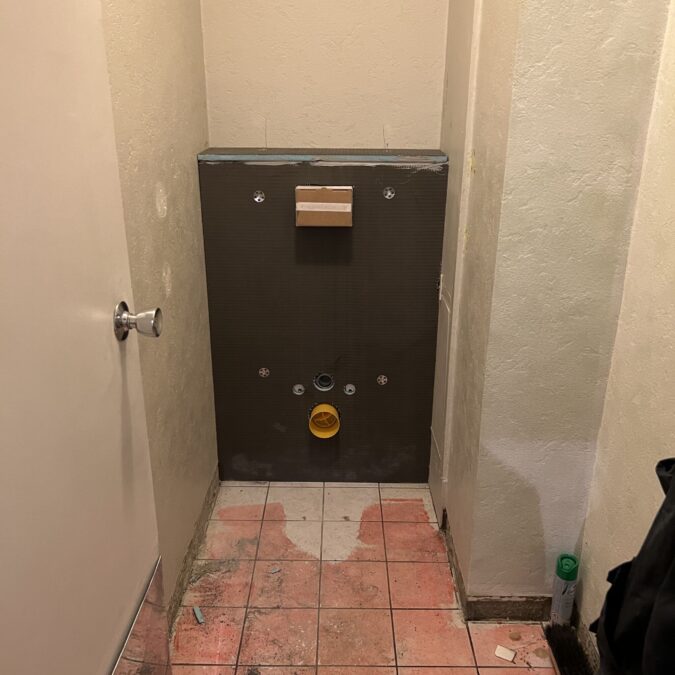 Enl&egrave;vement d&rsquo;une baignoire et mise en place d&rsquo;une douche pour faciliter l&rsquo;acc&egrave;s et moderniser la salle de bain ainsi que le Wc dans un appartement sur Sarrebourg Creutzwald 4
