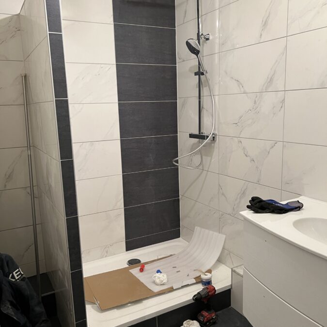 Enl&egrave;vement d&rsquo;une baignoire et mise en place d&rsquo;une douche pour faciliter l&rsquo;acc&egrave;s et moderniser la salle de bain ainsi que le Wc dans un appartement sur Sarrebourg Haguenau 7