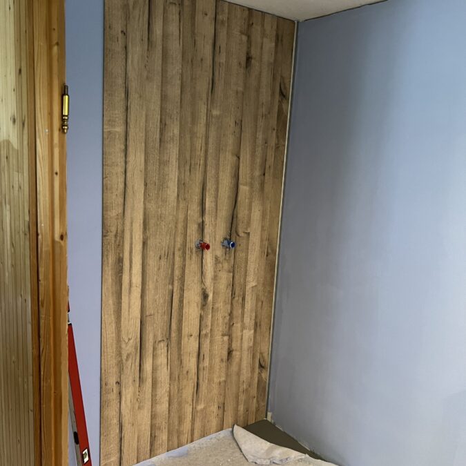 Remplacement d&rsquo;une baignoire d&rsquo;angle par une douche a l&rsquo;italienne et pose de panneaux vipannel imitation bois et d&rsquo;une paroi vitr&eacute;e sanswiss a Ottwiller Sarreguemines 2