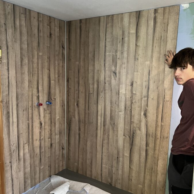 Remplacement d&rsquo;une baignoire d&rsquo;angle par une douche a l&rsquo;italienne et pose de panneaux vipannel imitation bois et d&rsquo;une paroi vitr&eacute;e sanswiss a Ottwiller Forbach 3