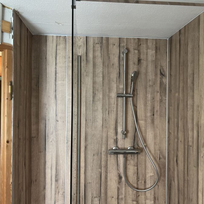 Remplacement d&rsquo;une baignoire d&rsquo;angle par une douche a l&rsquo;italienne et pose de panneaux vipannel imitation bois et d&rsquo;une paroi vitr&eacute;e sanswiss a Ottwiller Stiring-Wendel 4